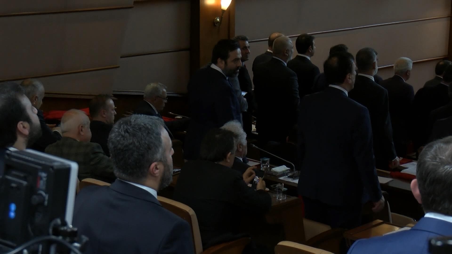 CHP'li isimler �stiklal Mar�� okunurken aya�a kalkmad�