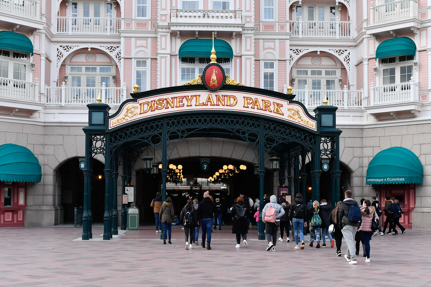 Disneyland Paris'in bir alannda koronavirs testi pozitif kt