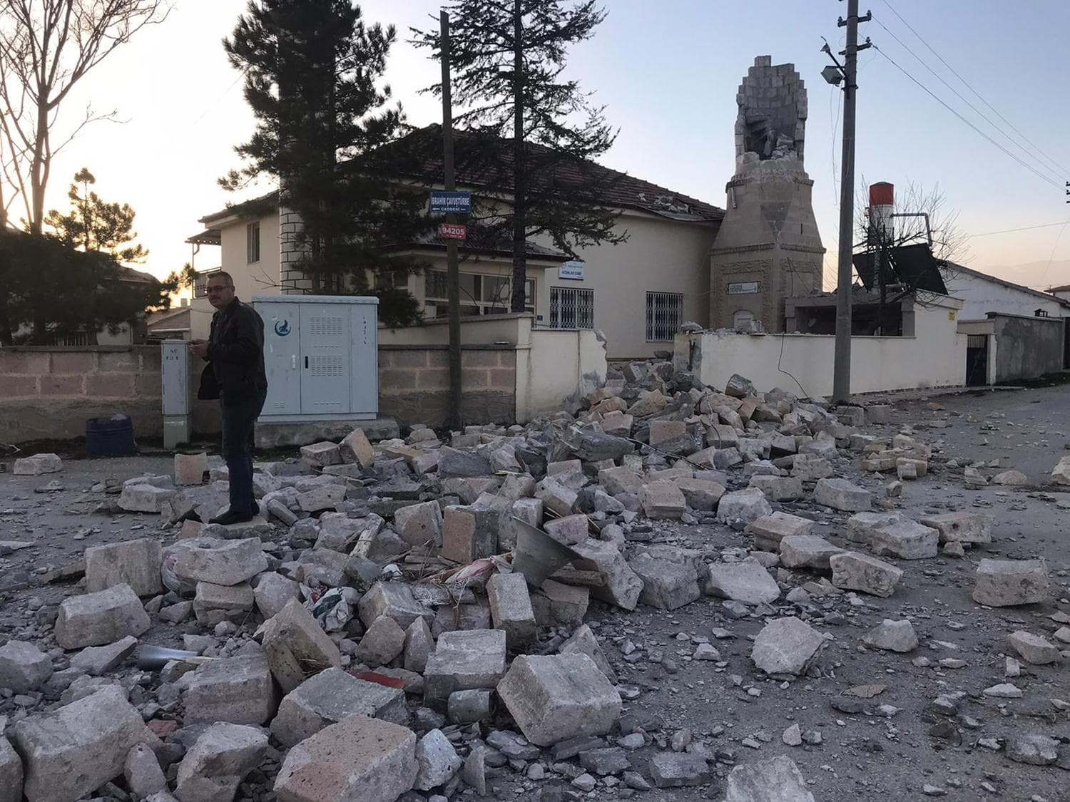 F�rt�na cami minaresi devrildi, �at�lar u�tu