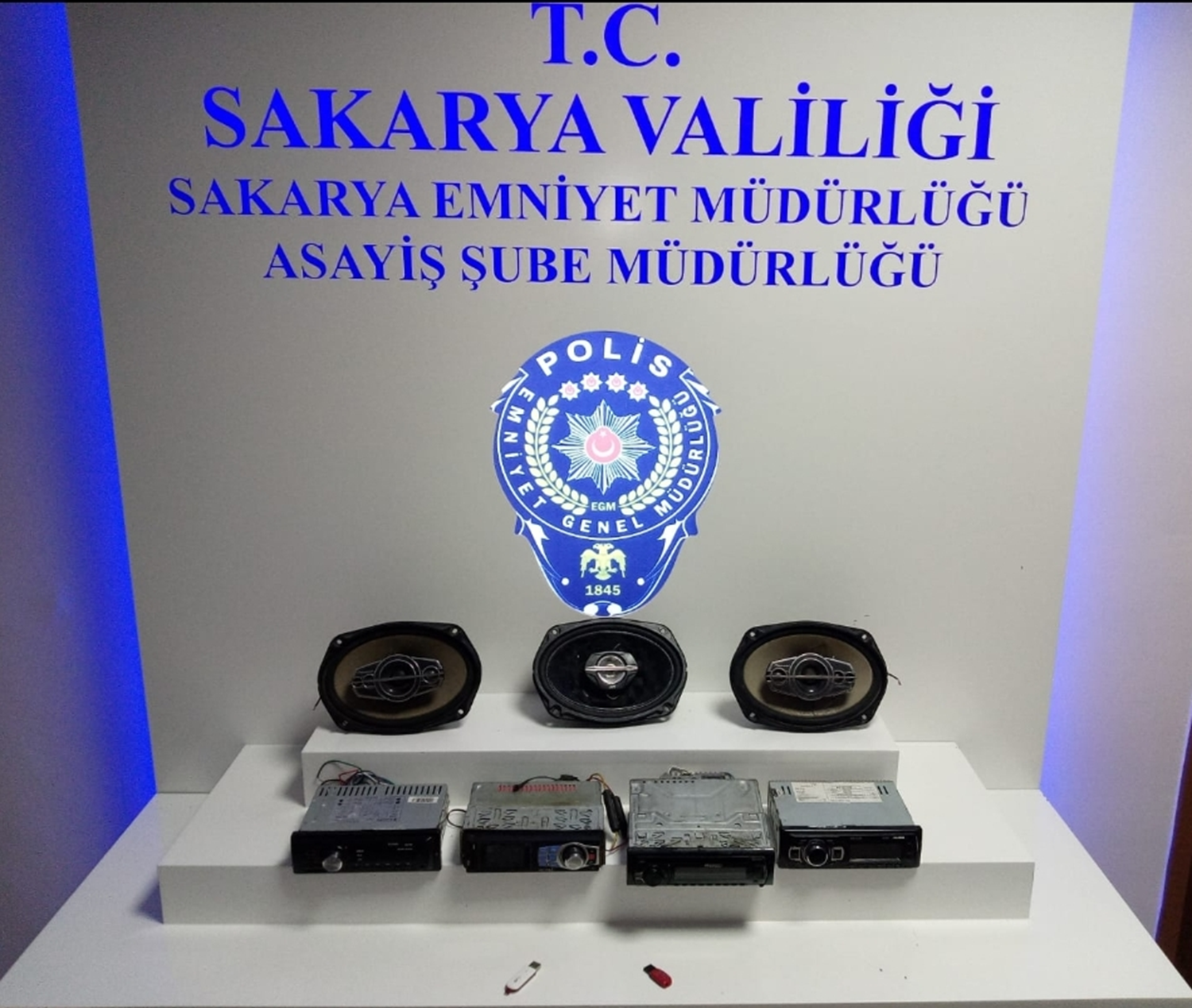 Otomobillerden h�rs�zl�k yapt�klar� iddia edilen iki ��pheli tutukland�