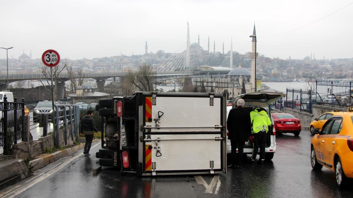 Unkapan Kprs giriinde kaza; trafik kilitlendi