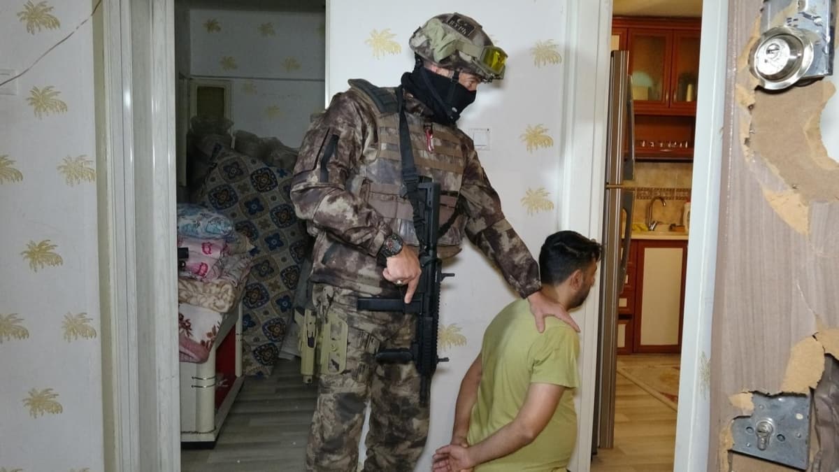 300 polisle afak operasyonu: Uyuturucuyu trbeye saklamlar