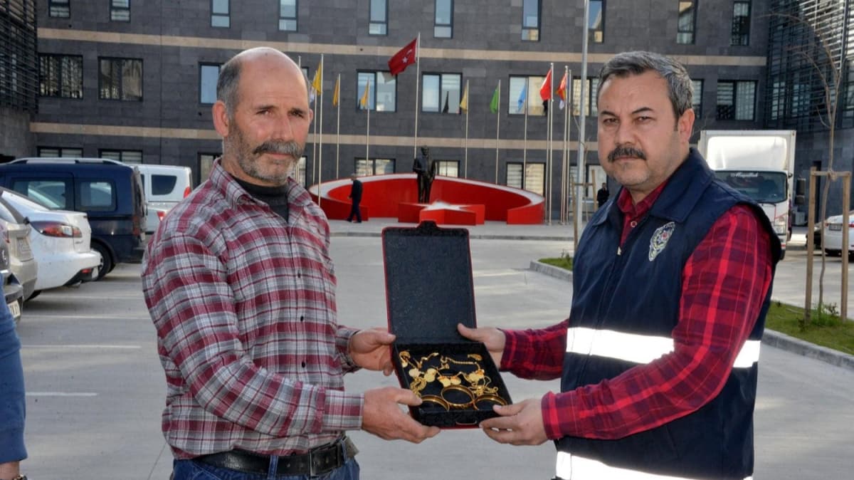 Kznn altnlarn dolandrclara gtrrken polis engelledi