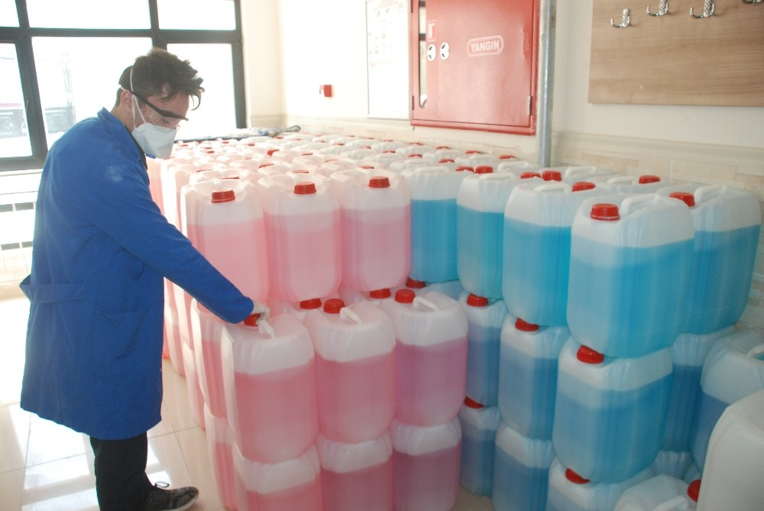 Korona vir�s�ne kar�� okulda dezenfektan �retiyorlar