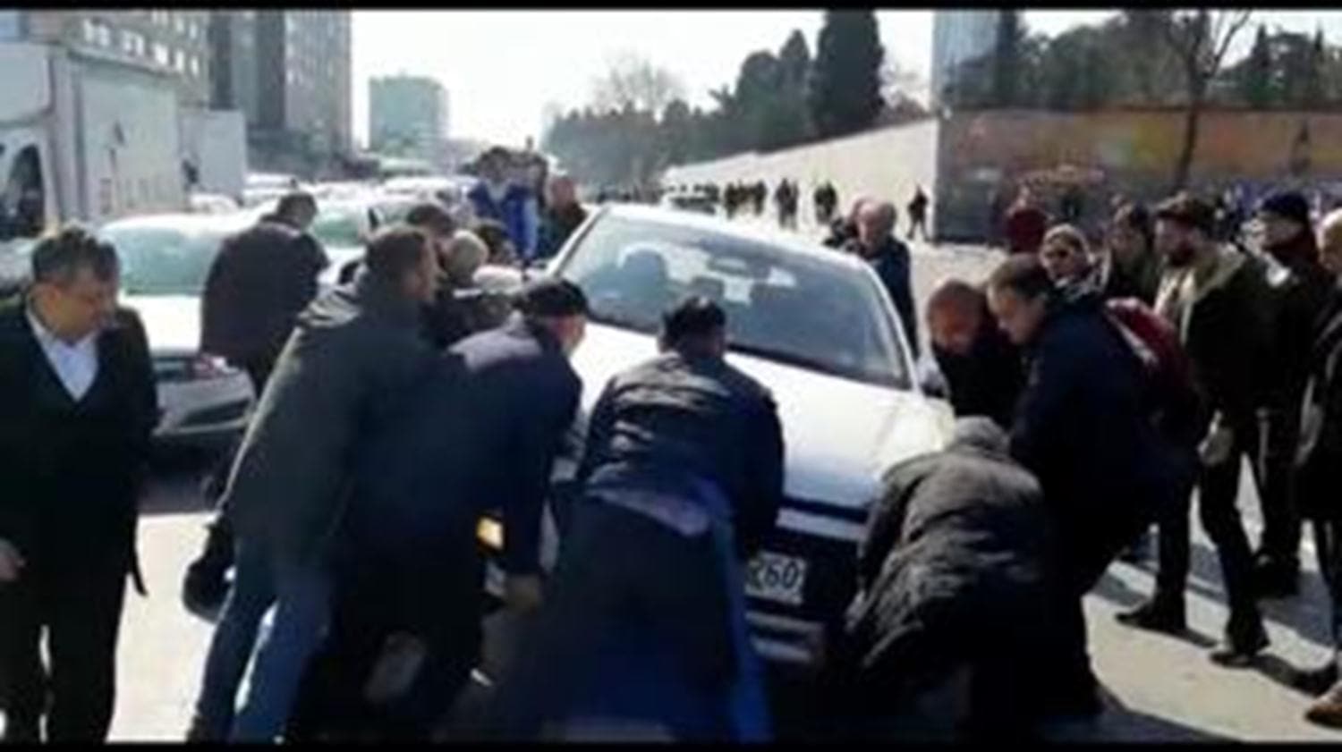 Mecidiyek�y'de ref�je ��kan arac� vatanda�lar el birli�i kald�rd�