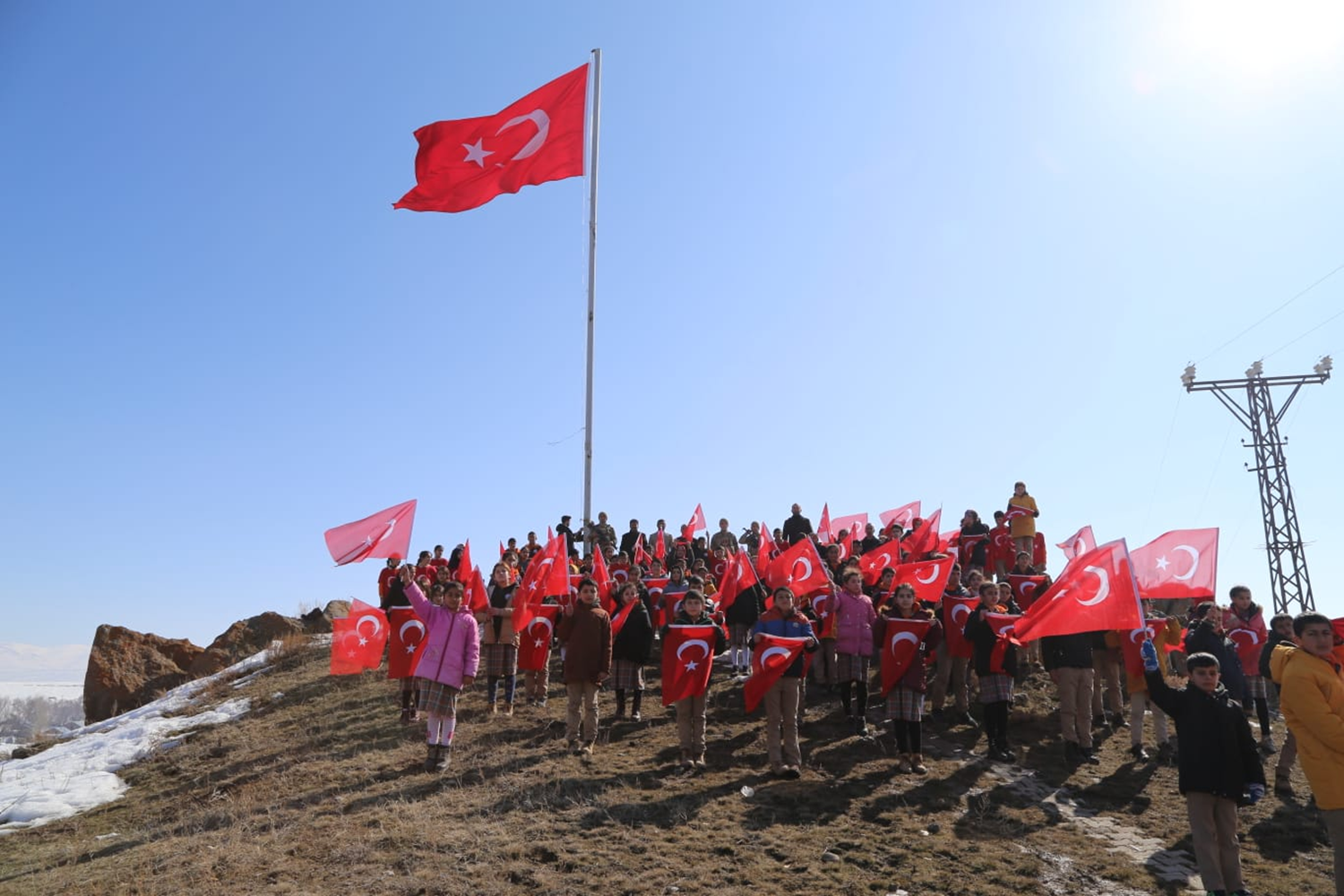 'U�runa Yaz�ld� �stiklal Mar��' video klibi be�eni toplad�