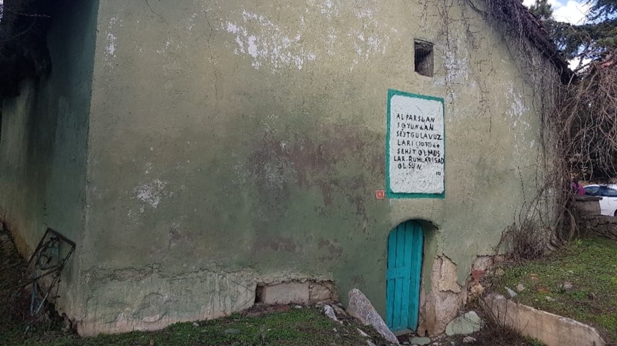 Defineciler tarihi mezarl talan etti