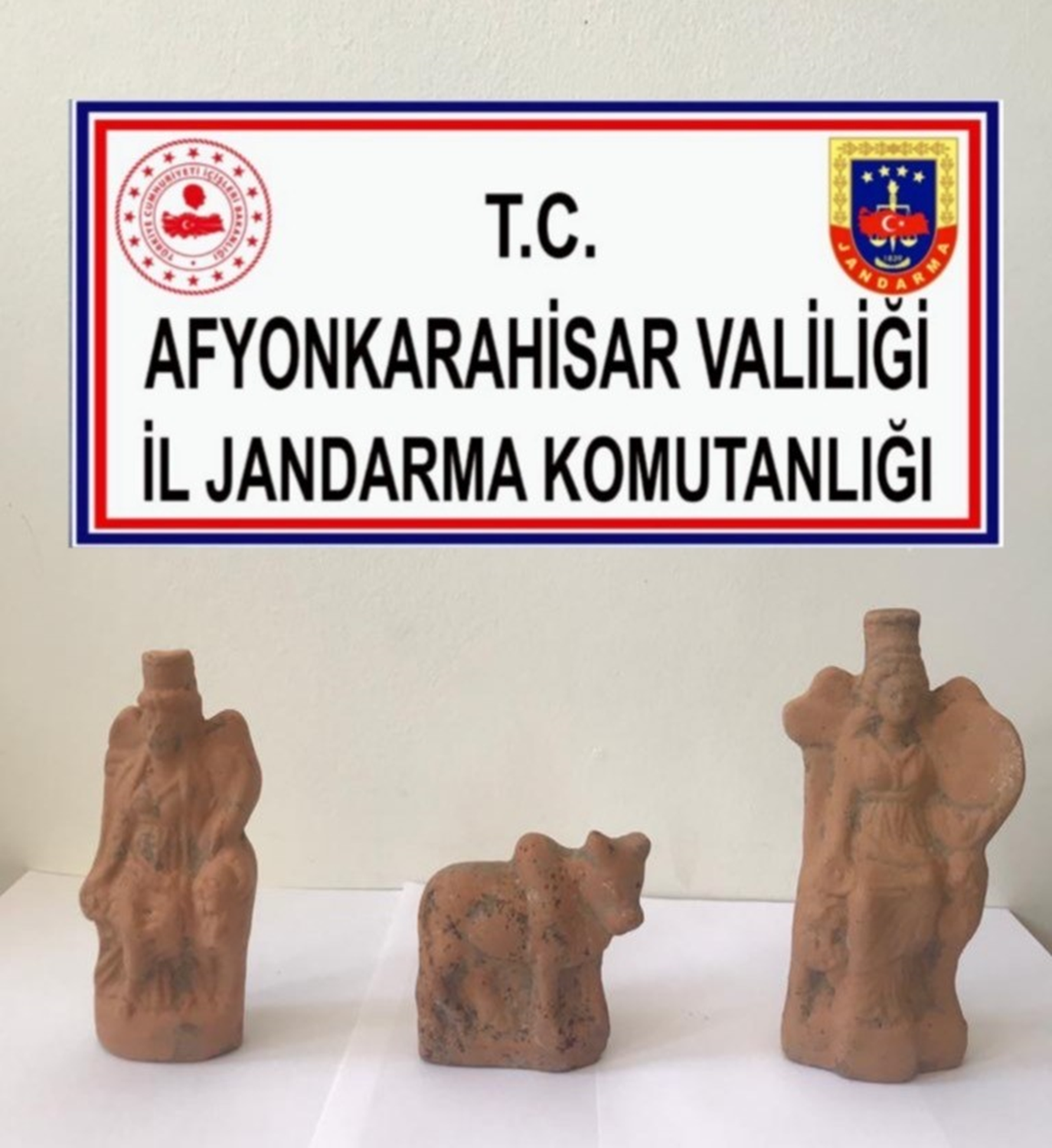 Heykelleri satmak isterken yakaland�lar