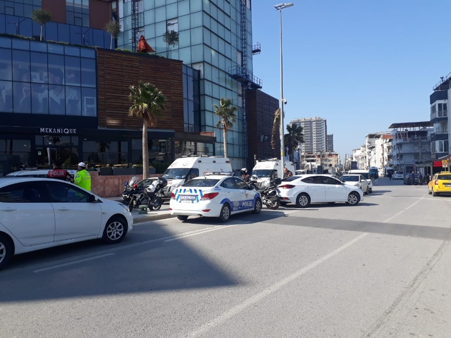 AVM'de silah sesleri