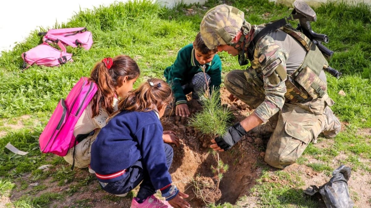 Mehmetik Suriyeli renciler ile fidan dikti