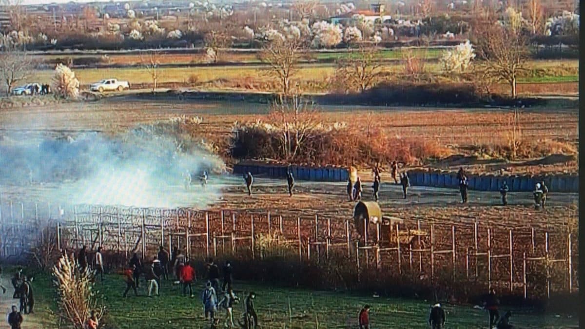 Yunanistan gmenlere att gaz bombalarnn etkisini artrmak iin ''fan'' altryor