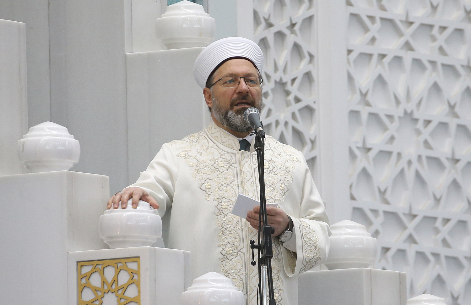 Diyanet ��leri Ba�kan� Erba�'tan 'yeni tip koronavir�s salg�n�' konulu hutbe