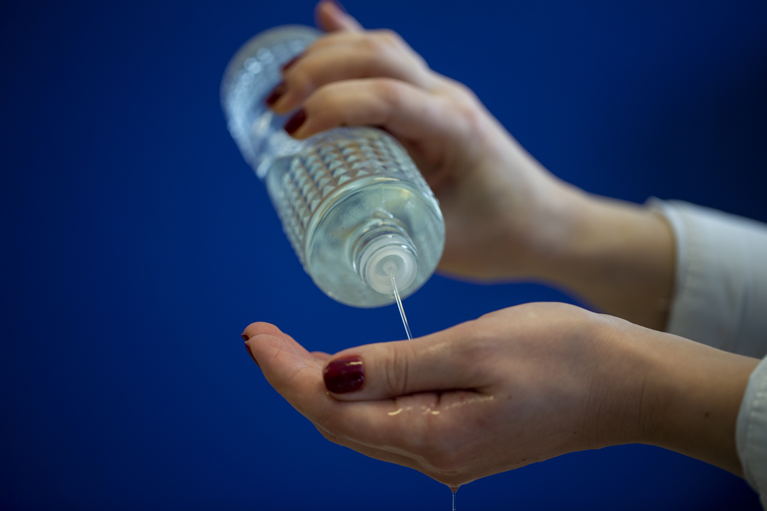 Kolonya �reticileri gece g�nd�z �al��arak talebi kar��lamaya �al���yor