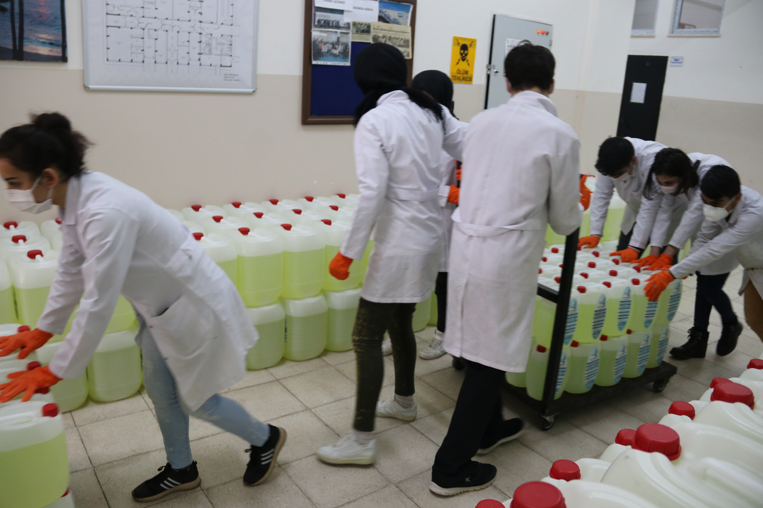 ��rencilerin dezenfektan mesaisi