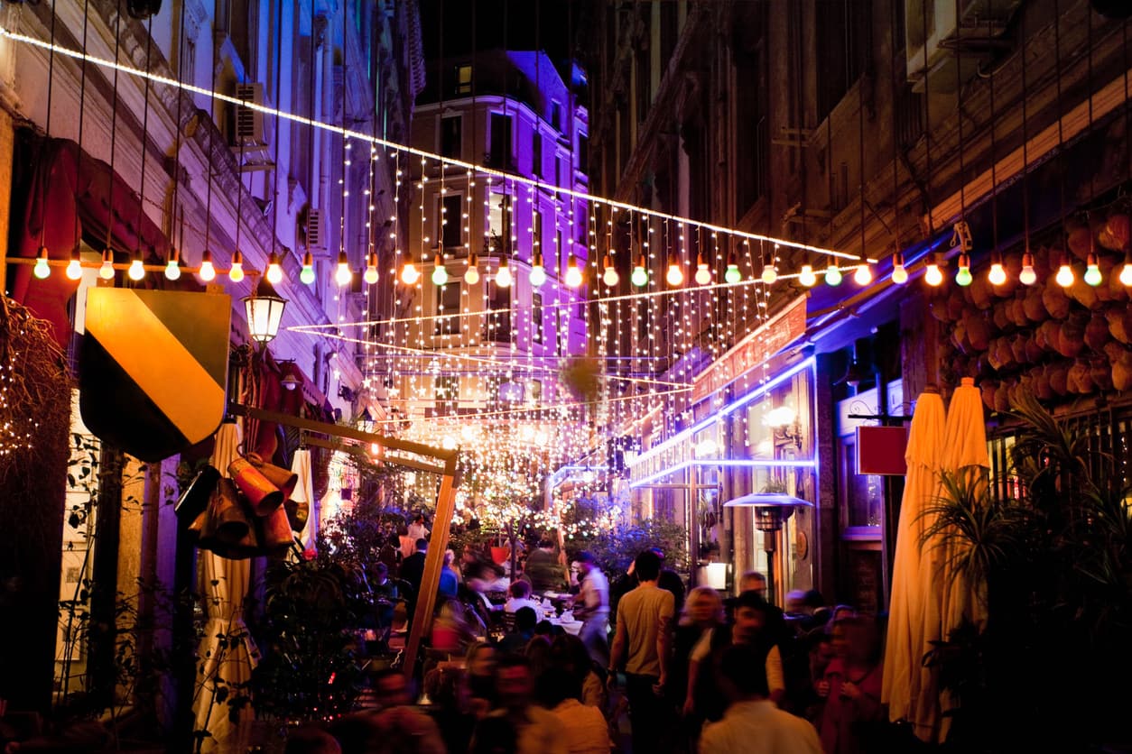 E�lence merkezleri ge�ici olarak kapat�l�yor