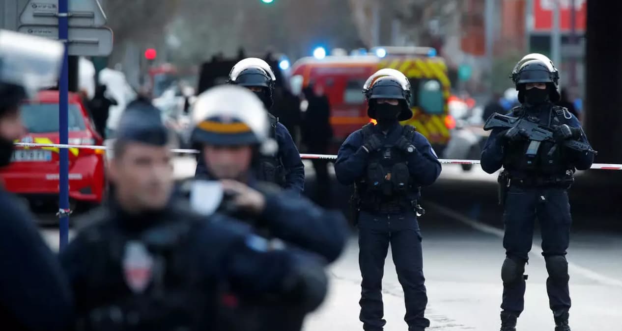 100 bin polis soka�a inecek! Castaner, 'Talimat a��k: Evde kal'