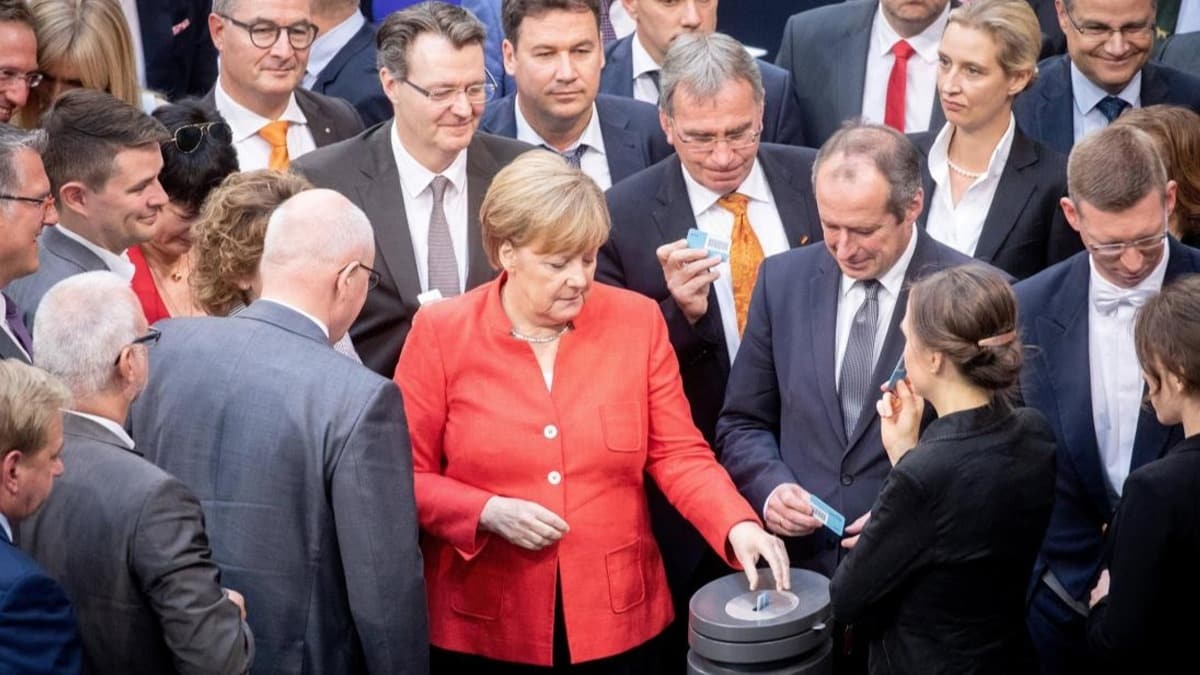 Merkel'in halefi Friedrich Merz'in testleri de pozitif kt