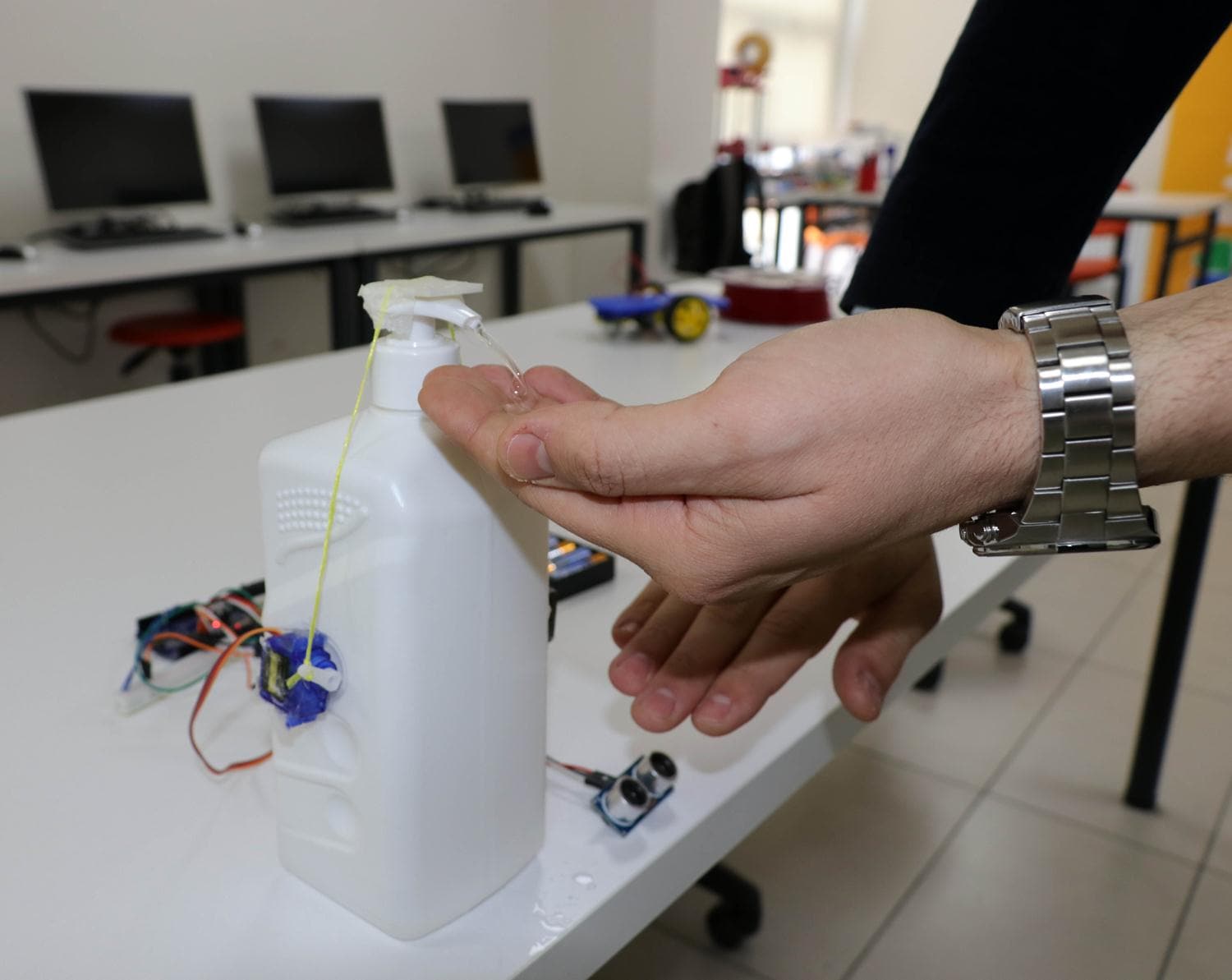 ��rencilerden: Sens�rl� dezenfektan