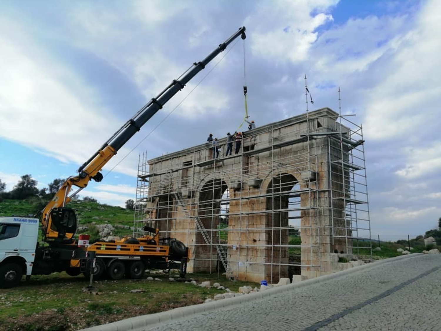 Patara'da Kent Kap�s�'n�n restorasyonu yeniden ba�lad�