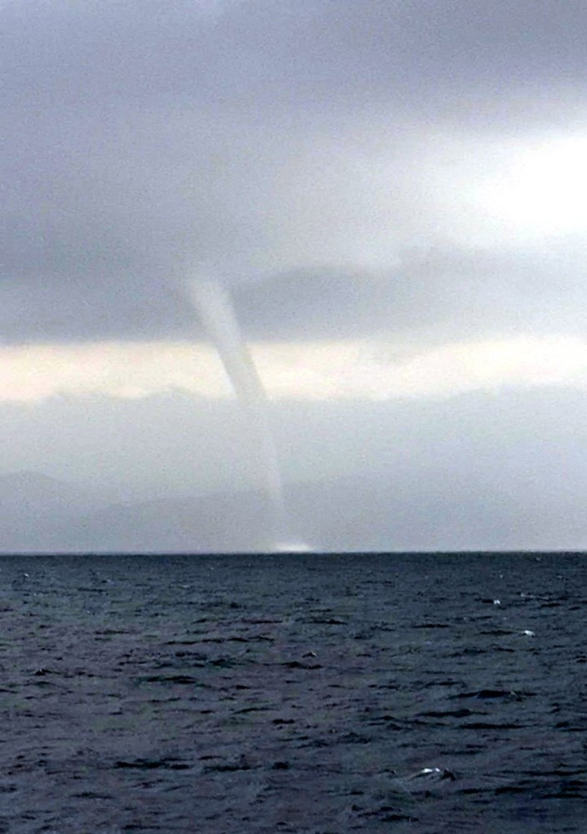 �skenderun K�rfezi'nde korkutan anlar! Pe� pe�e olu�tular