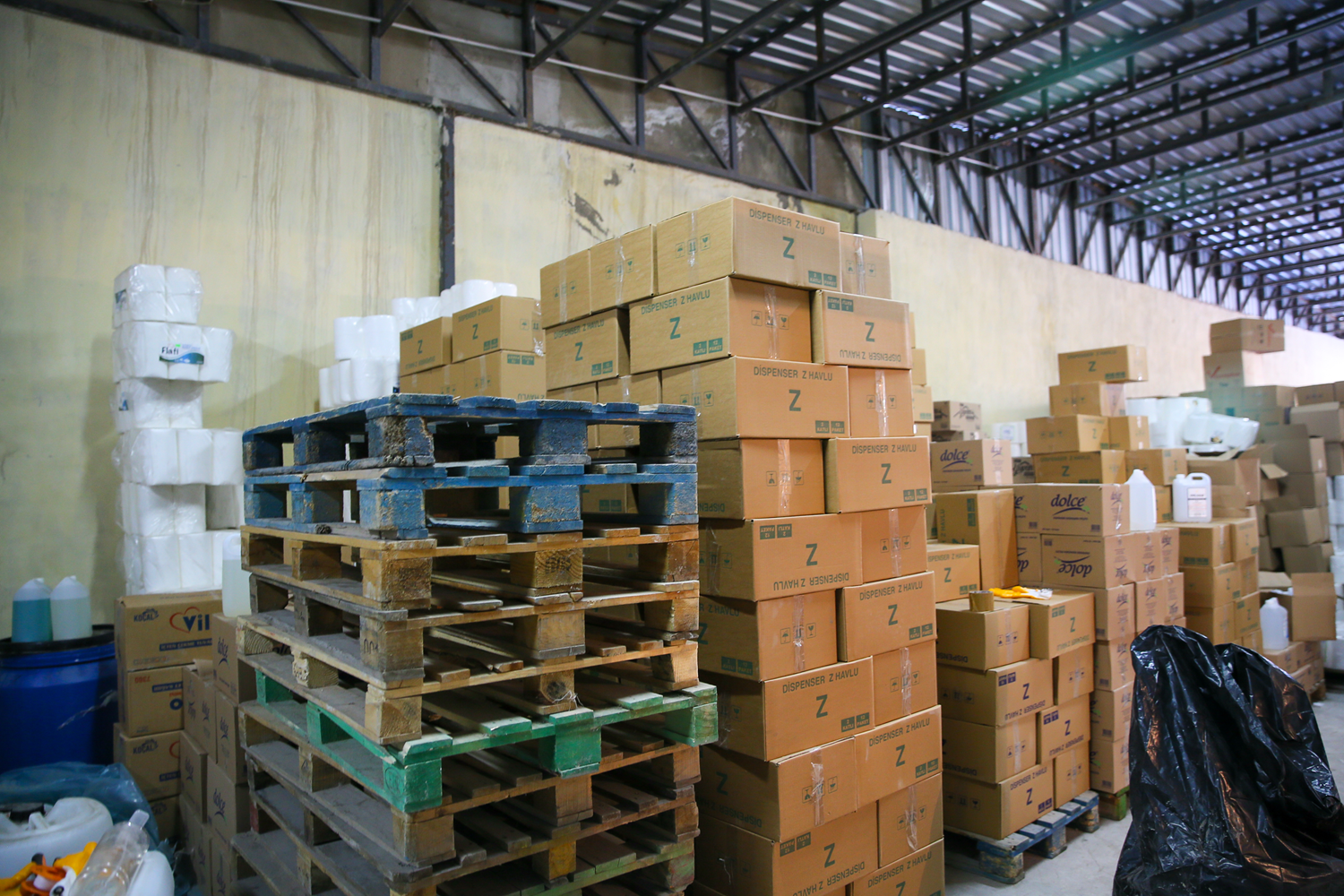 �zmir'de sahte dezenfektan �reten i� yerine bask�n