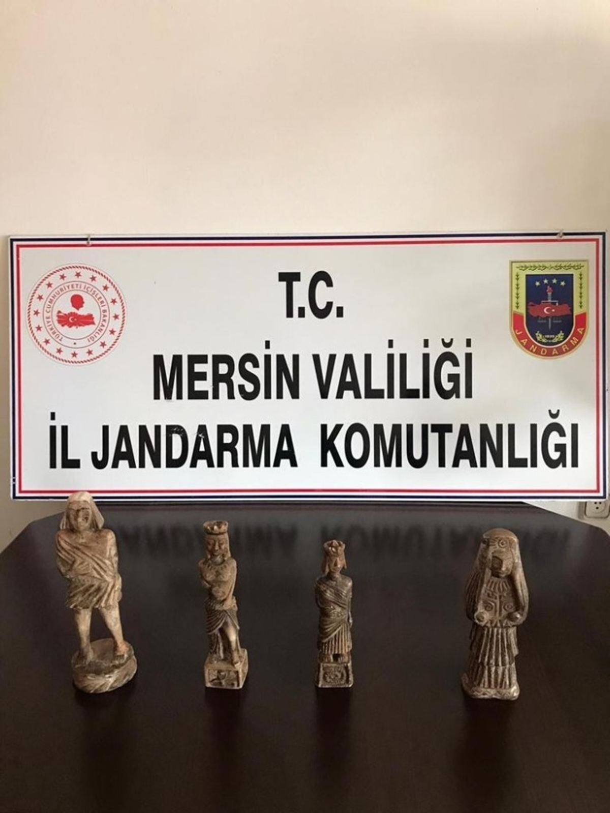 Jandarma yakalad�... Roma d�nemine ait 4 heykel