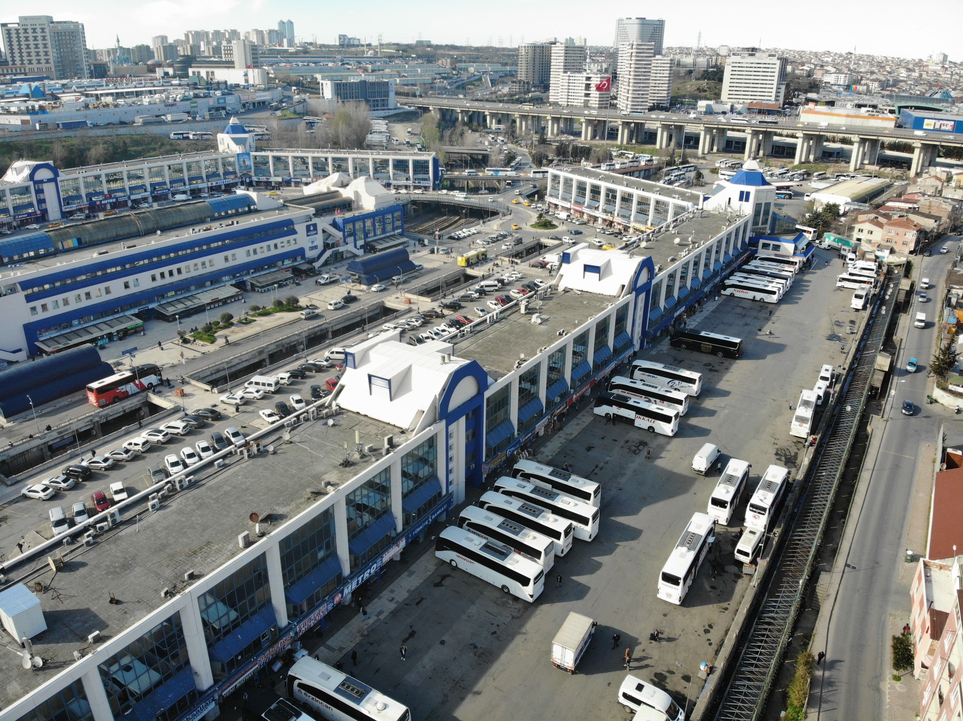 Memleketlerine d�nmeye �al��an vatanda�lar otogarda yo�unlu�a neden oldu