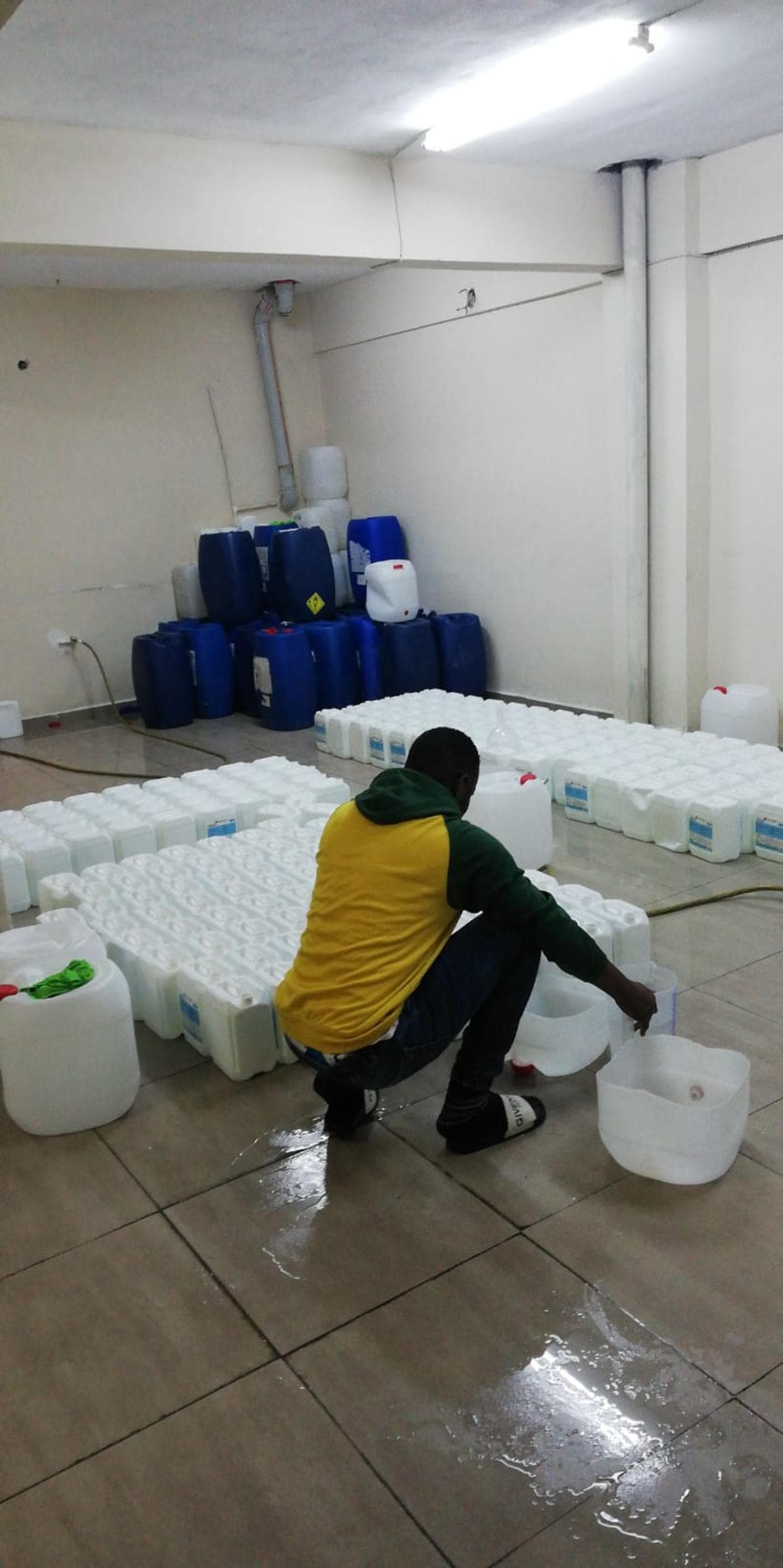 Sultangazi'de sahte dezenfektan operasyonu