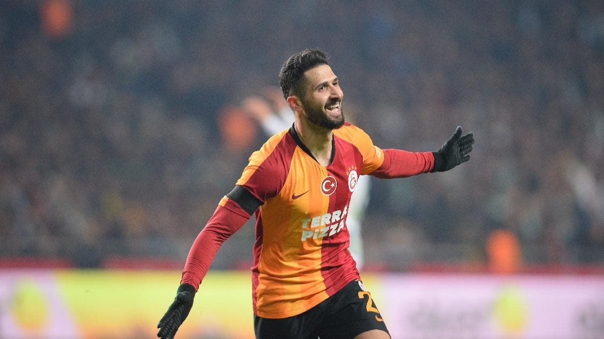 Emre Akbaba ilk 11'e geri d�n�yor