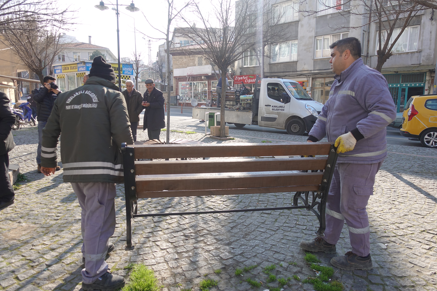 K�rklareli'nde sokaktaki banklar kald�r�ld�