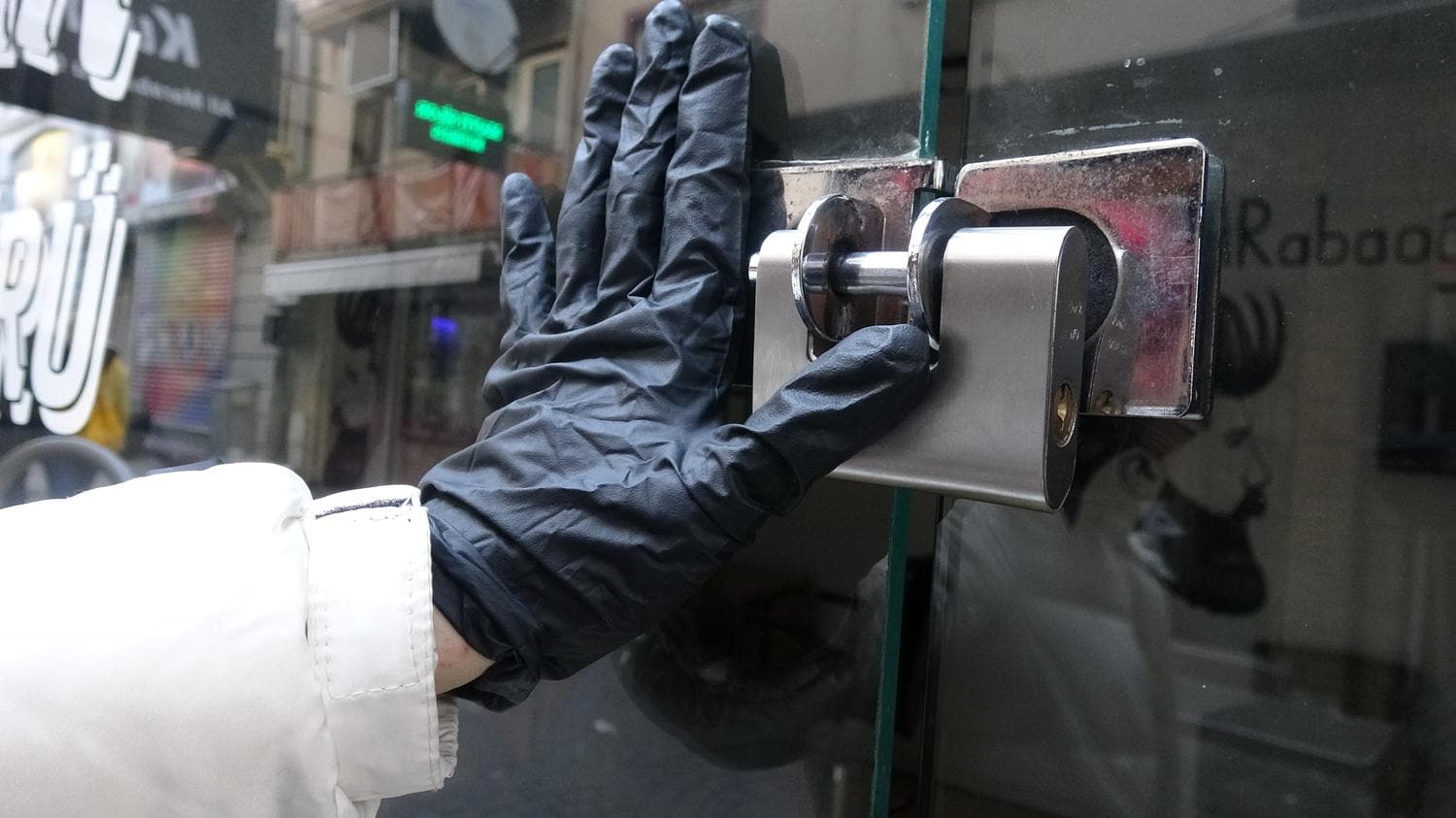 �zmit'te kuaf�r, berber ve g�zellik salonlar� �koronavir�s' nedeniyle kapand�