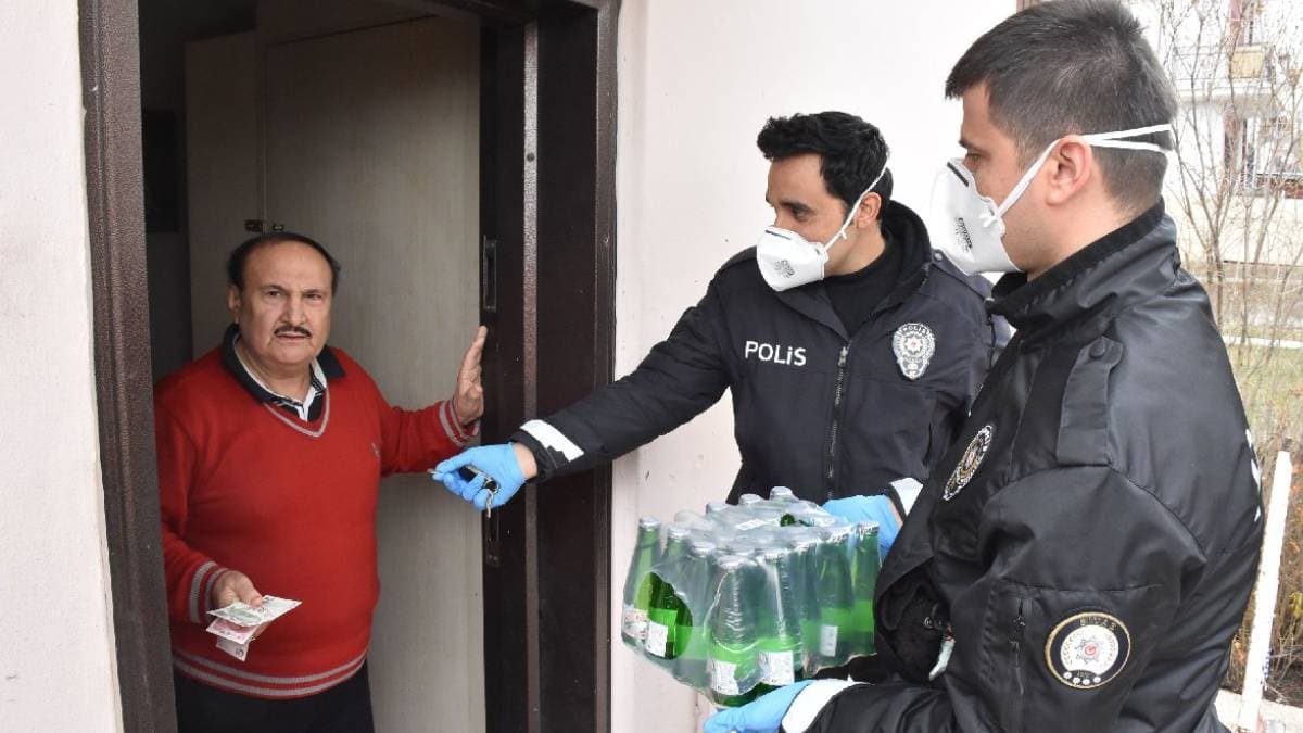 'Soka�a ��kma yasa�� var' diyen Ethem amca polise maden suyu sipari� etti