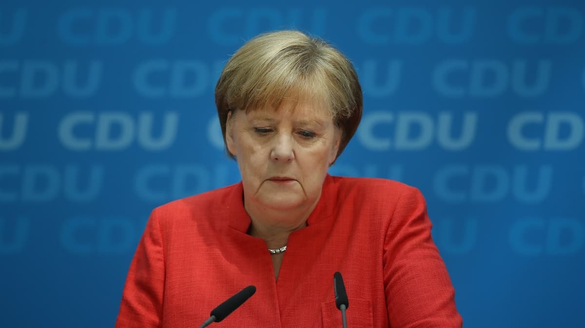 Almanya Babakan Angela Merkel'e yaplan Kovid-19 testi negatif kt