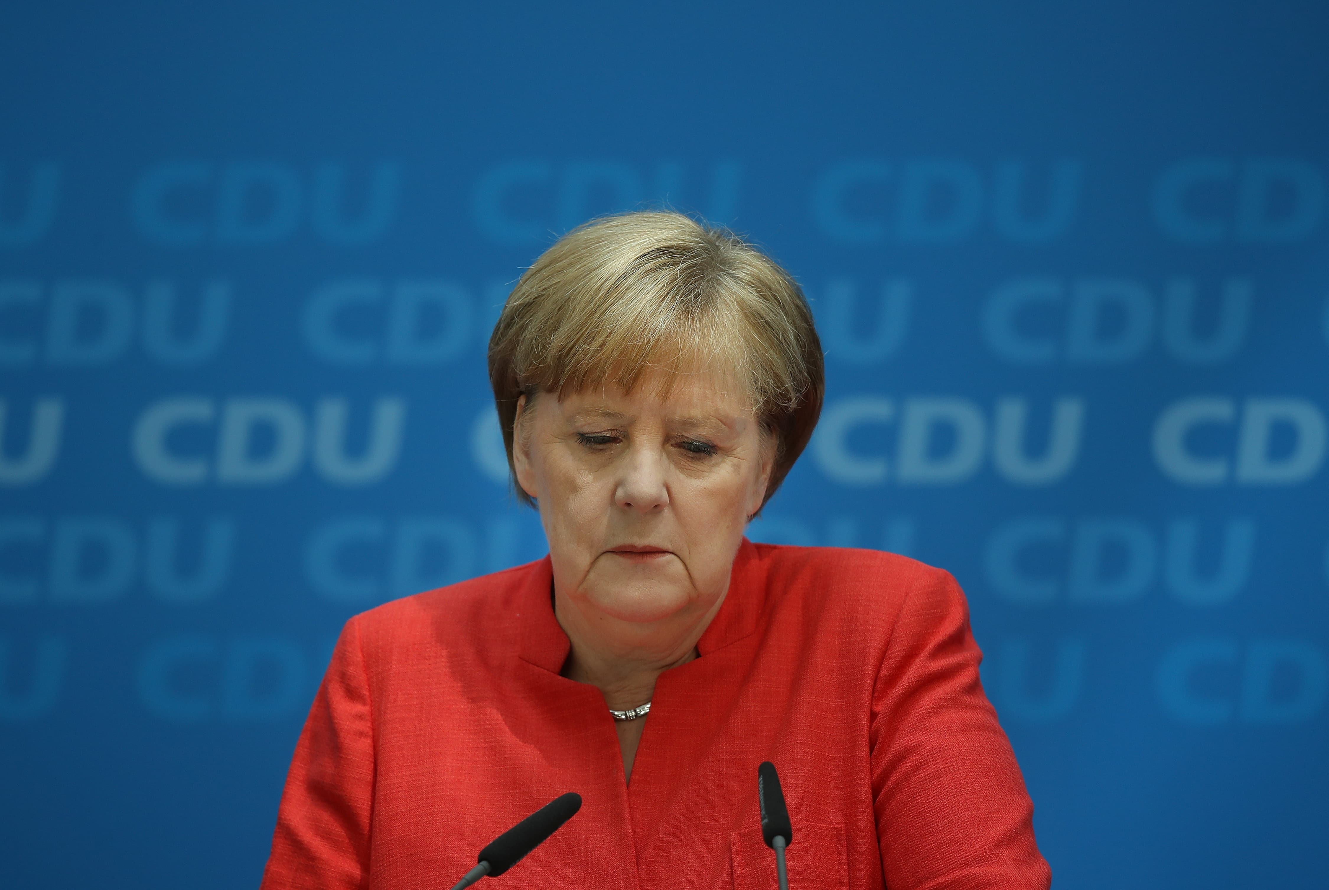 Almanya Ba�bakan� Angela Merkel'e yap�lan Kovid-19 testi negatif ��kt�