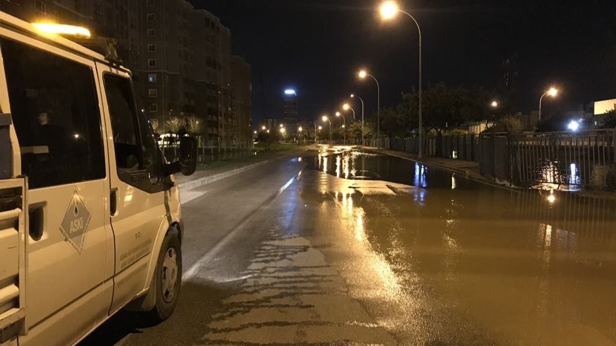 Adana'da hareketli anlar! me suyu boru hatt patlad, yolda gk olutu