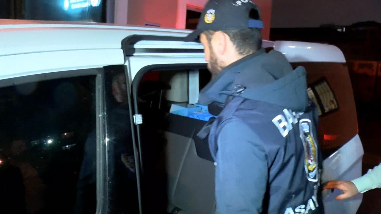 Ya�l� adama zorla maske takan ki�i g�zalt�na al�nd�