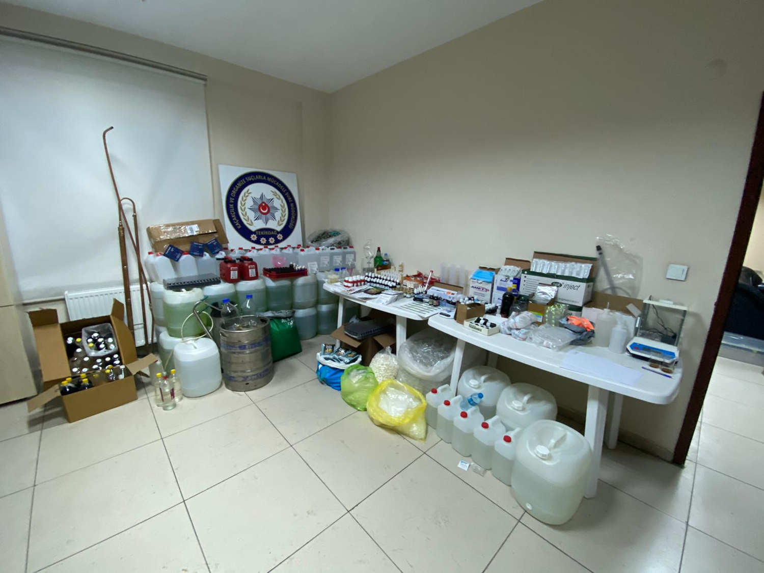 Ka�ak dezenfektan �reten iki kimyager yakaland�