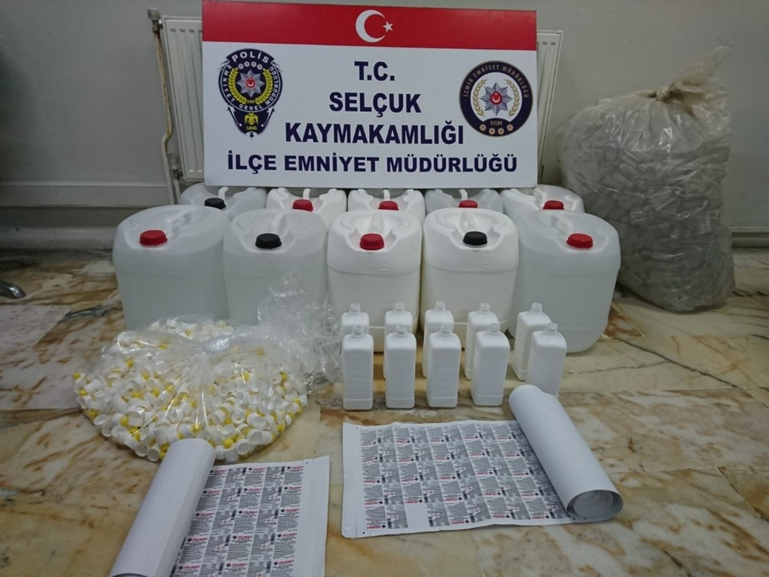 Otomobil bagaj�ndan 300 litre ka�ak dezenfektan ��kt�