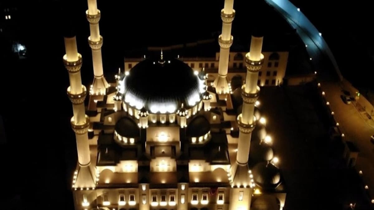 Yats ezanndan sonra tm Trkiye'de camilerden dualar ykseldi 