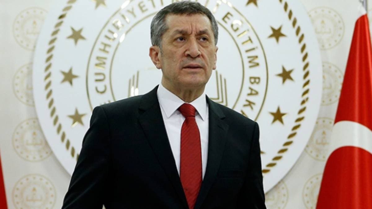 Bakan Sel�uk: Sa�l�k �al��anlar�n�n koruyucu y�z siperi, B�LSEM'e giden gen�lerden