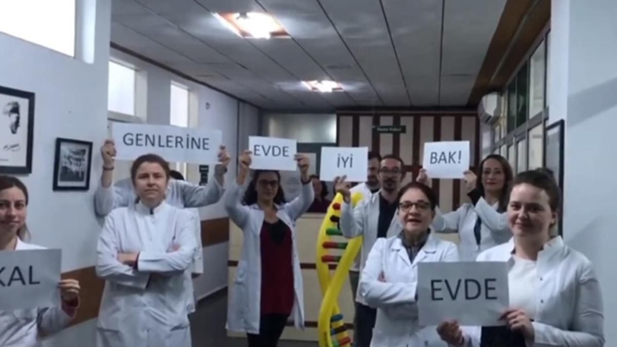 Bursasporlu futbolculardan hastane personelleriyle 'Evde kal' ars