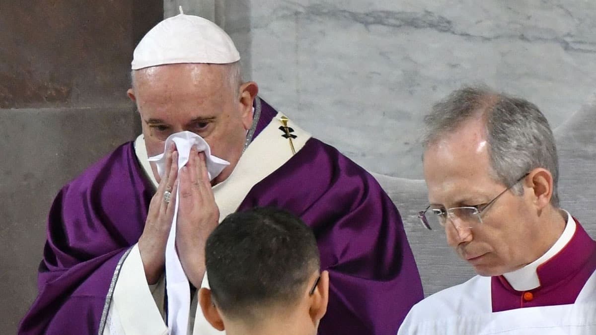 Papa ile ayn konutta kalan rahipte koronavirs tespit edildi