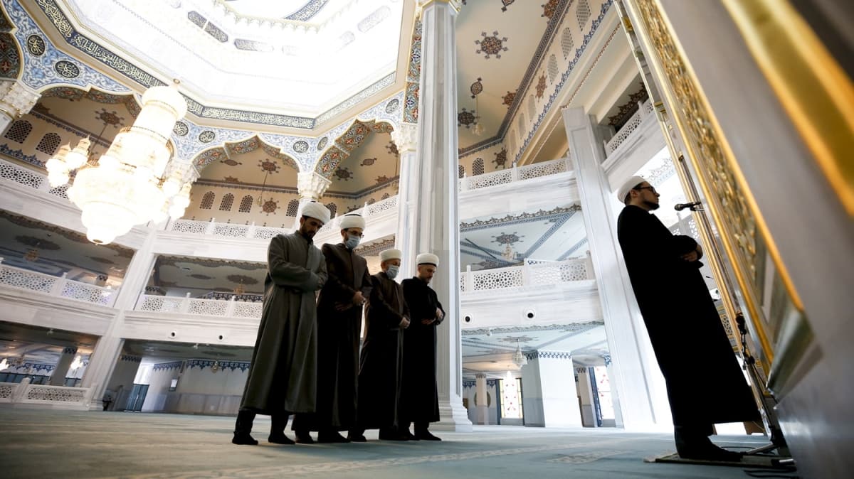 Moskova'da Mslmanlar, internetten canl yaynlanan cuma namazna evlerinden katld
