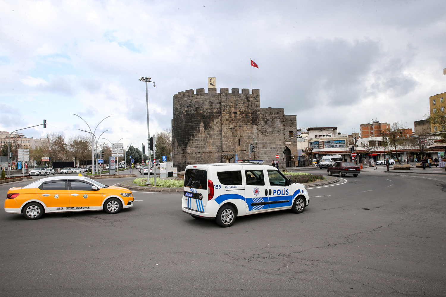 Diyarbakr'da Tke ve Krte 'Evde Kal' ars
