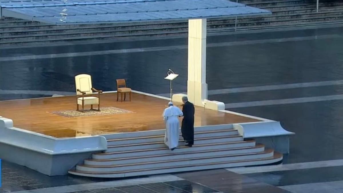 Papa San Peter Meydan'nda tek bana dua etti