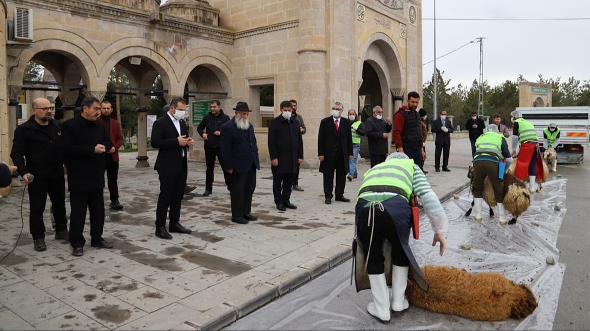 Erzincan Belediyesi tarafndan koronavirs salgnnn bitmesi iin kurbanlar kesildi ve dualar edildi