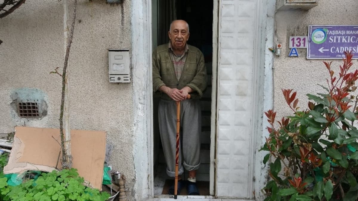 Gnllere taht kuran 77 yandaki Burhan amca: Yallar evde kalsn, herkesin ihtiyac karlanyor