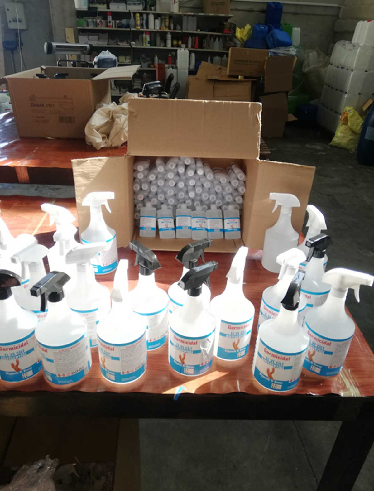 Denizli'de sahte dezenfektan �retti�i iddias�yla 2 ki�i g�zalt�na al�nd�