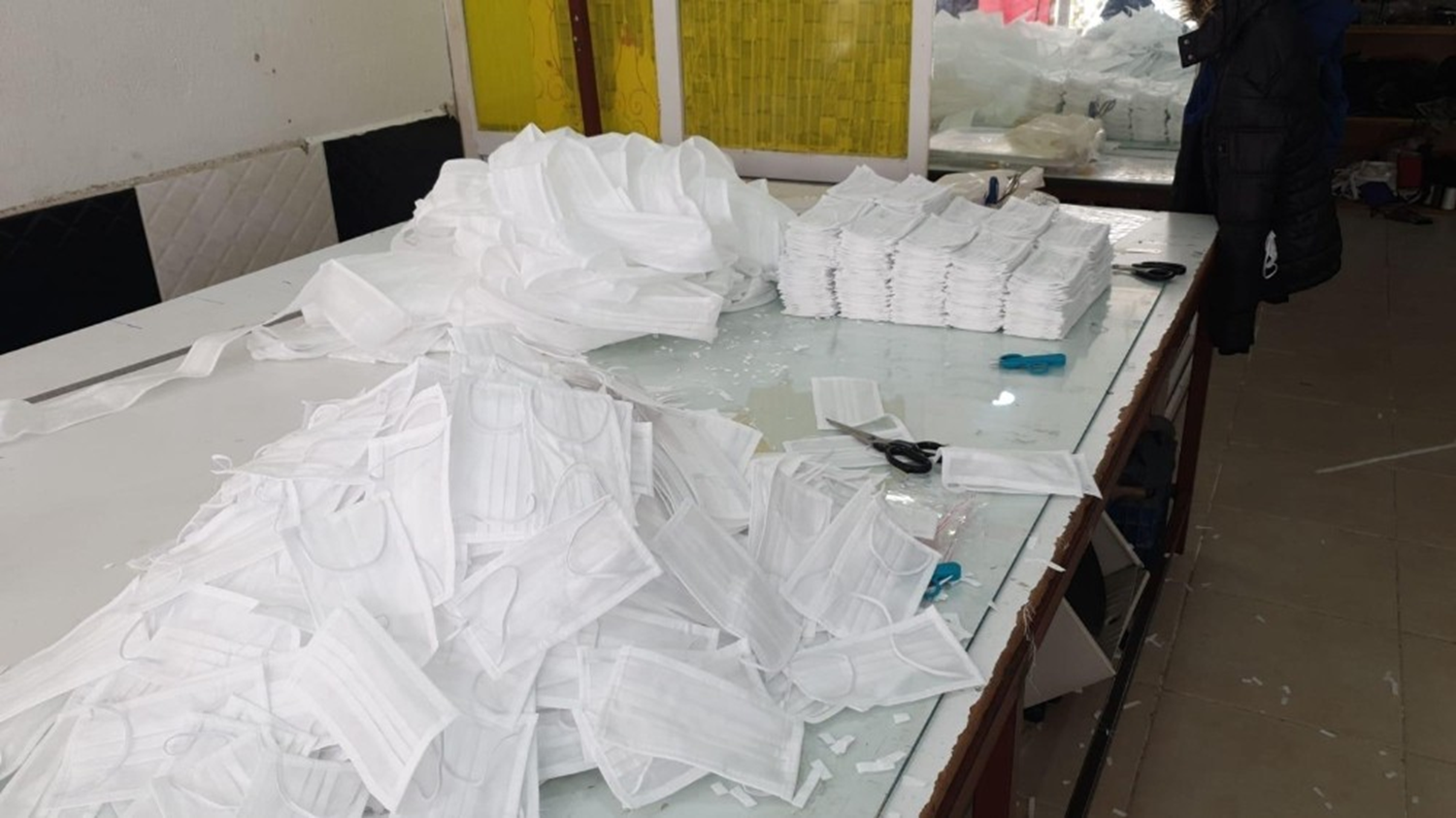 �zmir'de jandarmadan operasyon: 3 bin 618 maskeye el konuldu