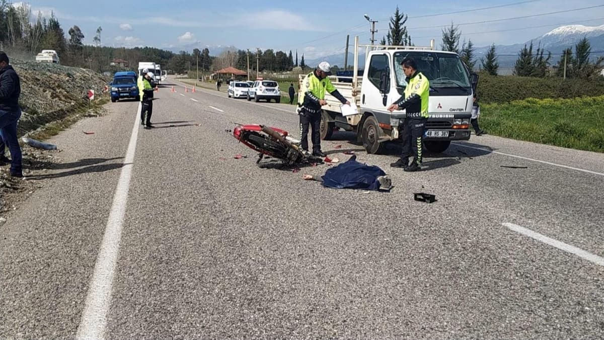 Kamyonetle arpan motosikletin srcs hayatn kaybetti 